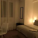 Arias Hotel *
