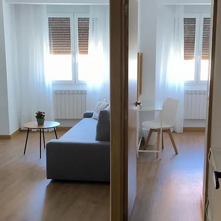 Arias Hotel *